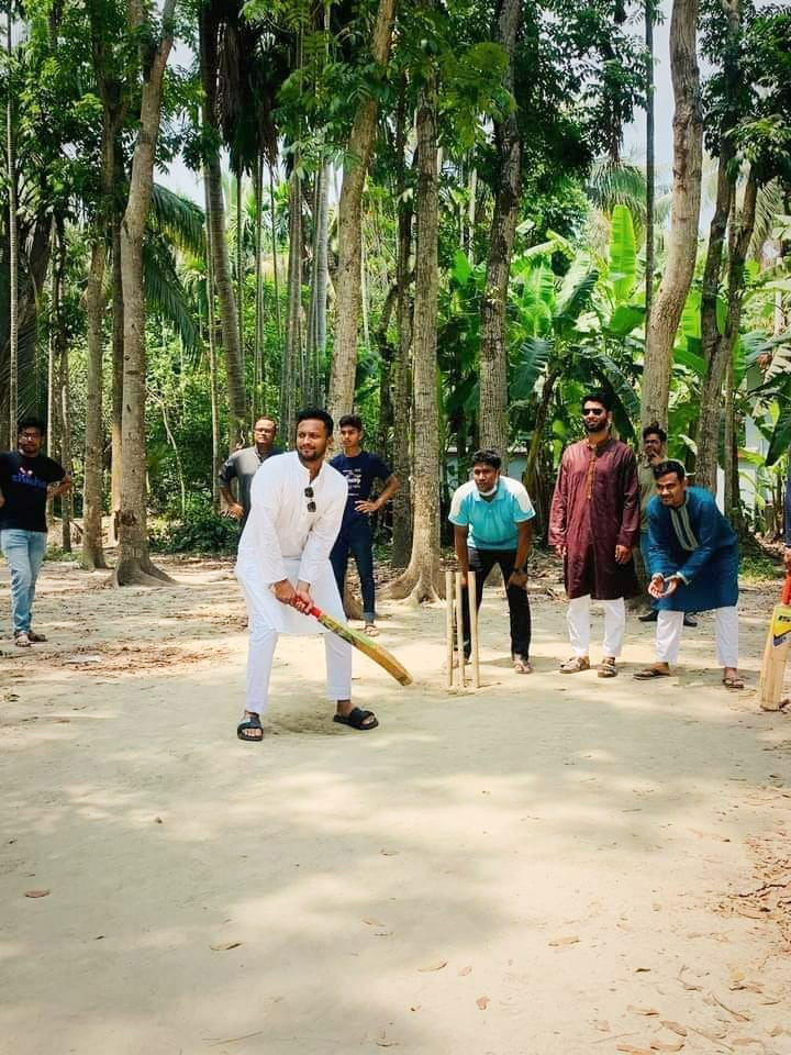 মাগুরায় পরিবারের সঙ্গে এবারের ঈদুল ফিতর করেছেন সাকিব আল হাসান। নিজ শহরে গিয়ে ক্রিকেটও খেললেন বিশ্বসেরা অলরাউন্ডার। সামাজিক মাধ্যমে ছবিটি দিয়ে ক্যাপশনে লিখেছেন, ‘নিজের শেকড়কে কখনো ভুলে যেও না।’ ছবি: ফেসবুক