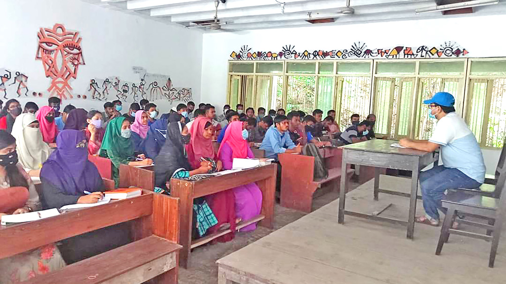 ১৯ মাস পর সশরীরে ক্লাস তবে উপেক্ষিত স্বাস্থ্যবিধি