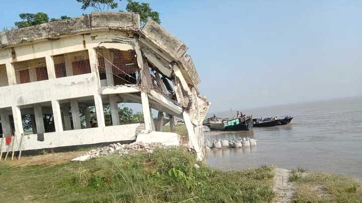 পদ্মায় বিলীন স্কুলের শিক্ষার্থীরা ক্লাস করছে অন্য স্কুলে