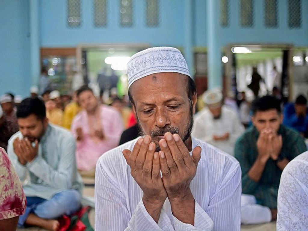 বাংলাদেশ: দিনভর বৃষ্টির মধ্যও মুসলমানেরা জাতীয় ঈদগাহ মসজিদে ঈদের নামাজ আদায় করেছেন। ছবি: এএফপি 