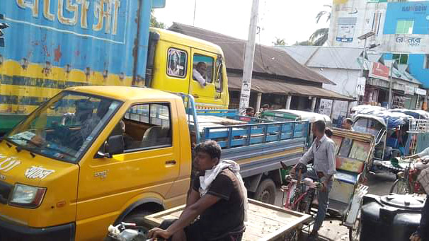 বারহাট্টায় তীব্র যানজট সীমাহীন দুর্ভোগে মানুষ