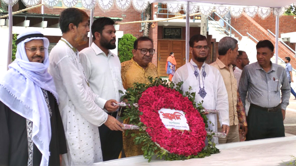 বঙ্গবন্ধুর সমাধিতে পিআইবি মহাপরিচালকের শ্রদ্ধা