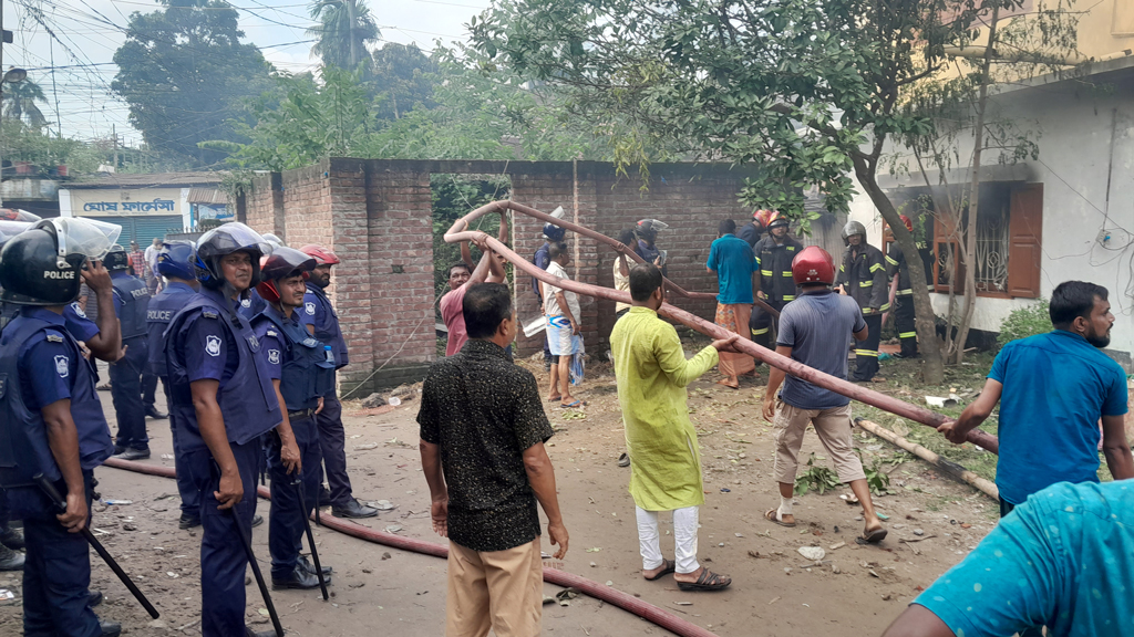 দুই শিক্ষার্থীকে তুলে নিয়ে মারধর, এমপি–মেয়রসহ আ.লীগ নেতাদের বাড়িতে হামলা