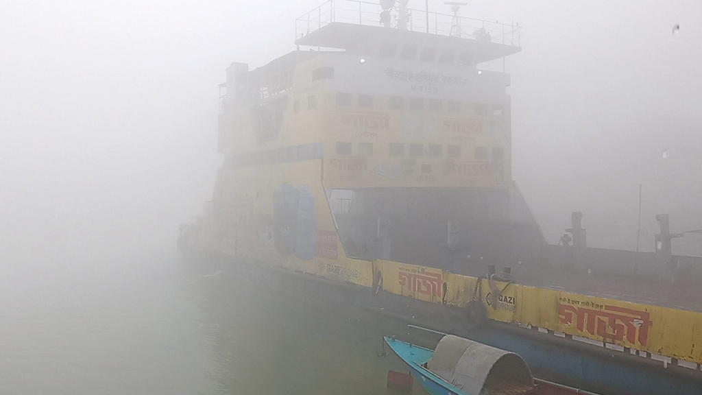 সাড়ে ৫ ঘণ্টা পর দৌলতদিয়া-পাটুরিয়া নৌরুটে ফেরি চলাচল শুরু