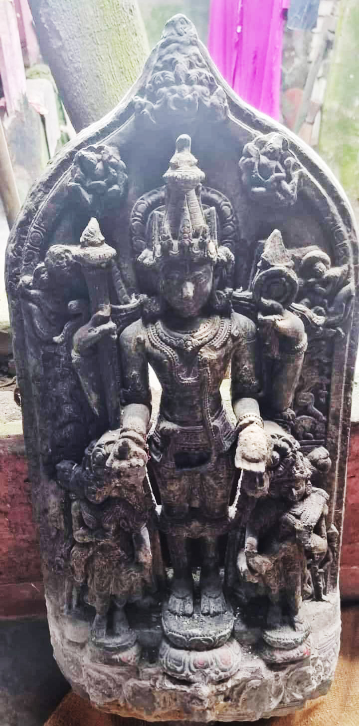 ভারতে পাচারের চেষ্টাকালে কষ্টিপাথরের বিষ্ণুমূর্তিসহ গ্রেপ্তার ৩ 