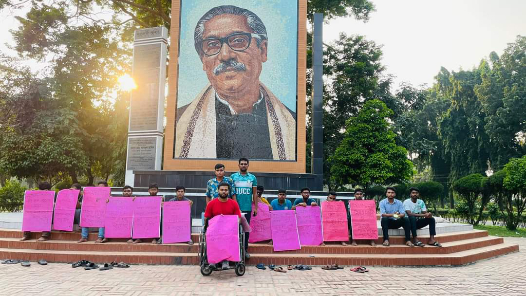 স্বাস্থ্য তহবিল থেকে বরাদ্দ না পেয়ে অনশনে ইবি শিক্ষার্থীরা