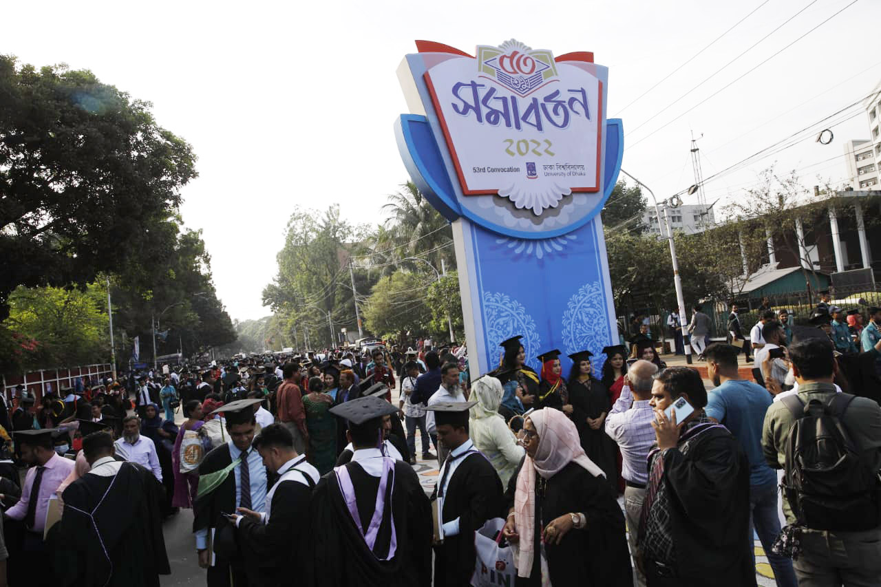 সমাবর্তনে উপলক্ষে ঢাকা বিশ্ববিদ্যালয় এলাকায় তৈরি করা হয় তোরণ। 