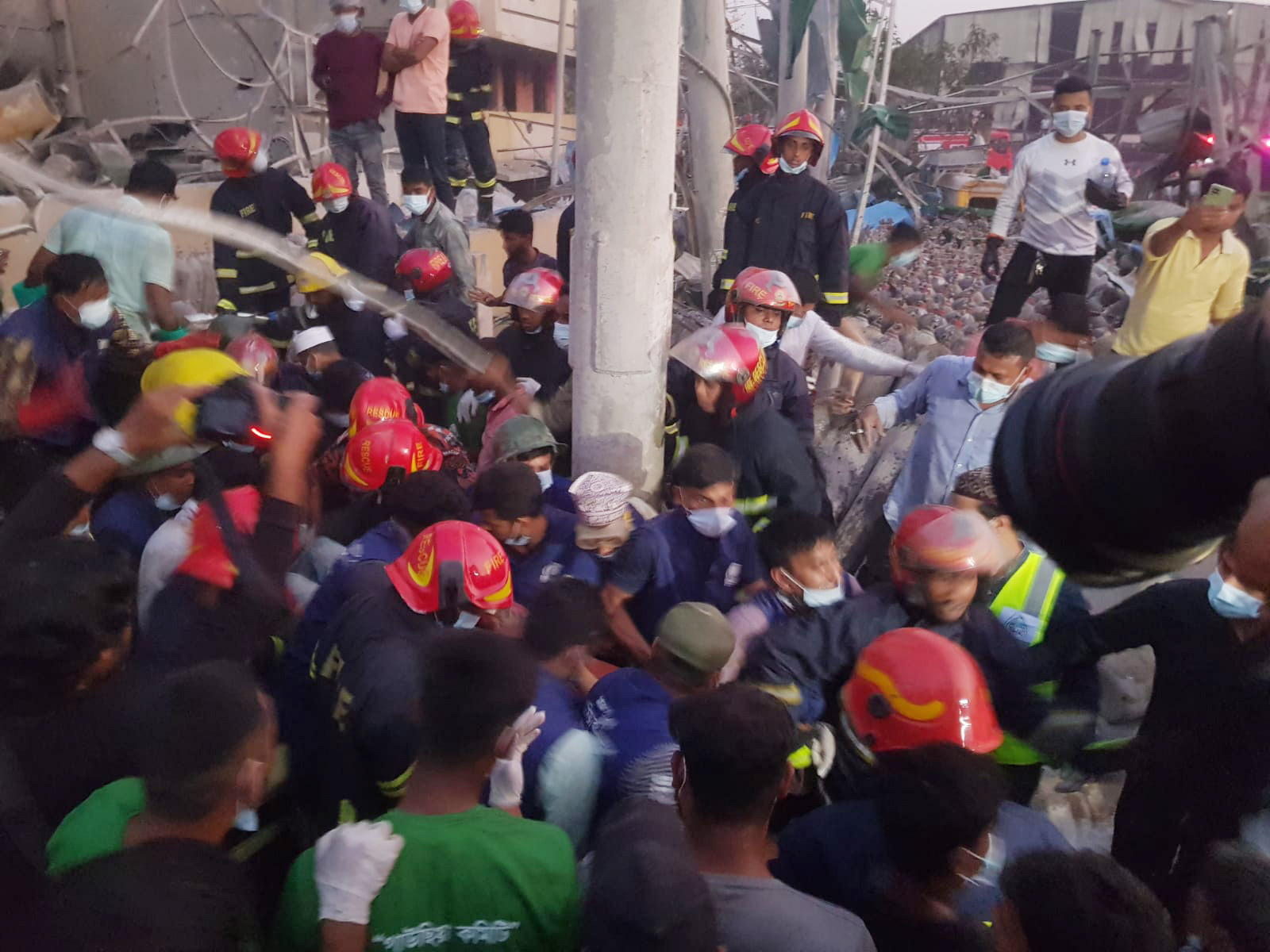 ভেতরে লাগা আগুন নিয়ন্ত্রণে কাজ করেছে ফায়ার সার্ভিসের ৯ ইউনিট।