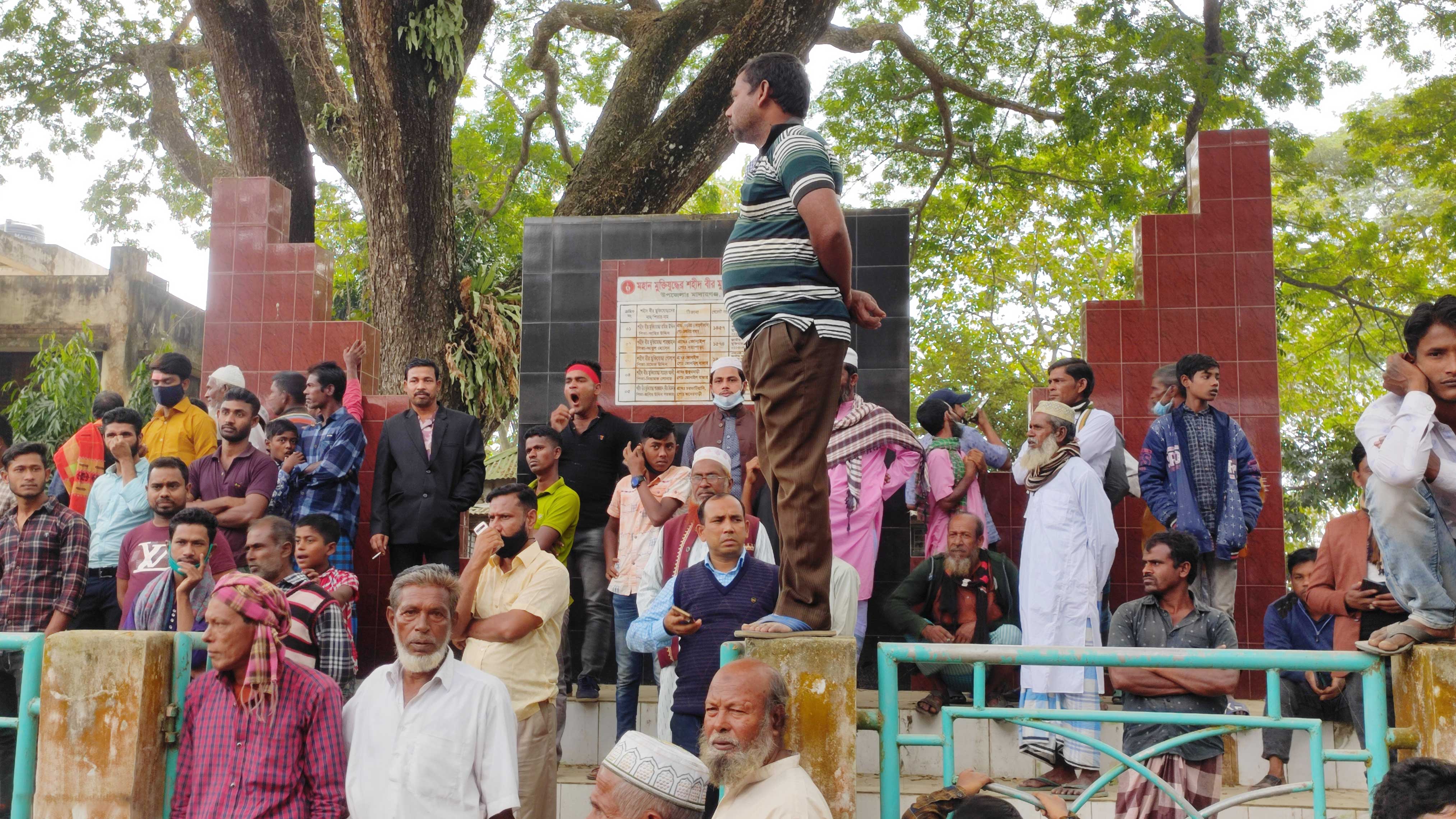সমর্থকদের নিয়ে জুতা পায়ে শহীদ স্মৃতিস্তম্ভে মেম্বার প্রার্থী 