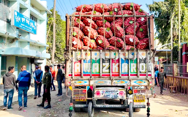 হিলি বন্দর দিয়ে এসেছে ১০০ টন আলু