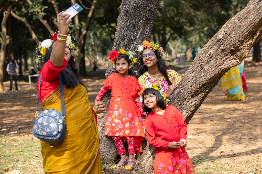 ক্যামেরার এক ফ্রেমে থাকতে চান সবাই।