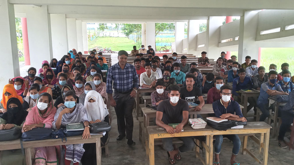 ক্লাসে ফিরে খুশি শিক্ষার্থীরা