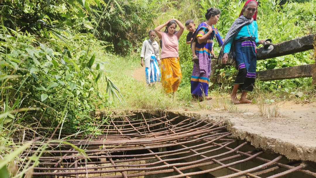 বান্দরবানে ভাঙা সেতু-সড়কে ২০ গ্রামের লোক দুর্ভোগে