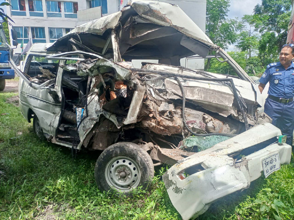 তারাগঞ্জে অ্যাম্বুলেন্স-মিনিবাস মুখোমুখি সংঘর্ষ, নবজাতকসহ নিহত ৩ 