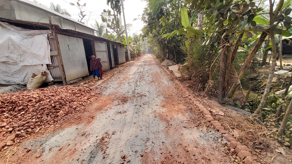 রাস্তা সংস্কারকাজ নিয়ে পাল্টাপাল্টি সংবাদ সম্মেলন