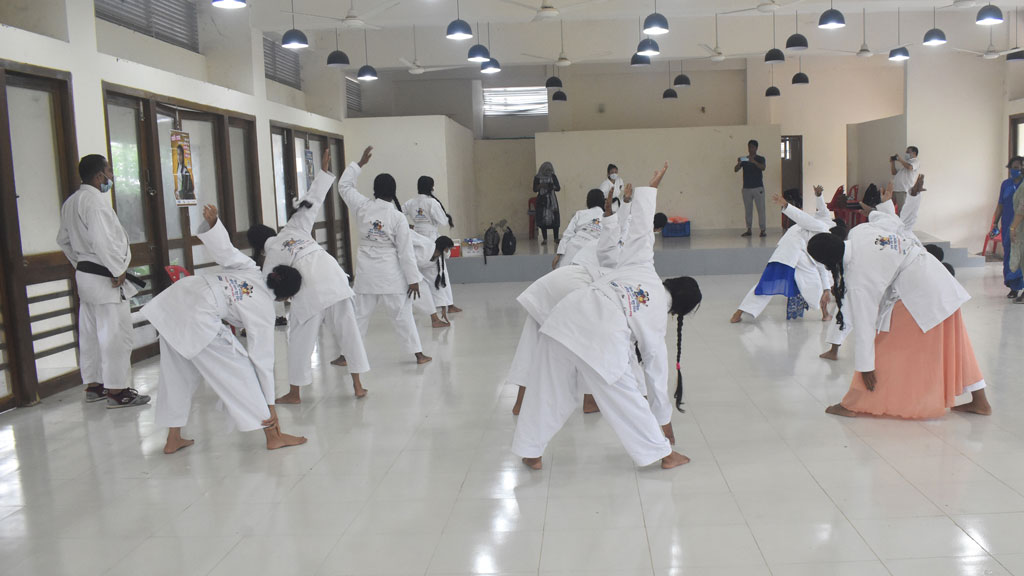 কাঠালিয়ায় ছাত্রীদের  কারাতে প্রশিক্ষণ