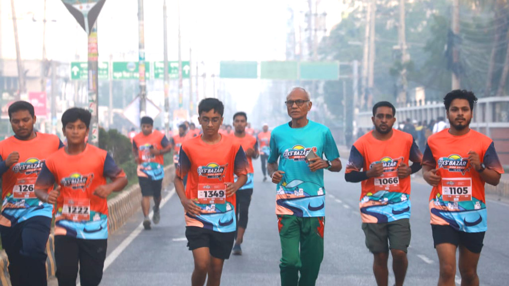 কক্সবাজার সমুদ্রসৈকতের ম্যারাথনে অংশ নিলেন অন্তত ৫০০ দেশি-বিদেশি দৌড়বিদ 