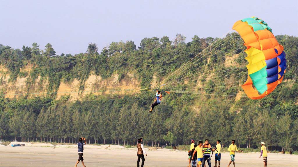 কক্সবাজারে প্যারাসেইলিং থেকে ছিটকে আহত নারী পর্যটক