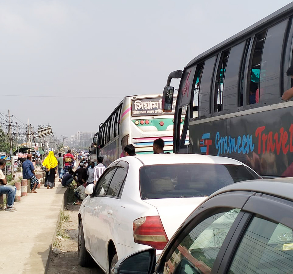 গাজীপুরে শ্রমিক বিক্ষোভ: ঢাকা-ময়মনসিংহ সড়কে ৮ কিমি যানজট