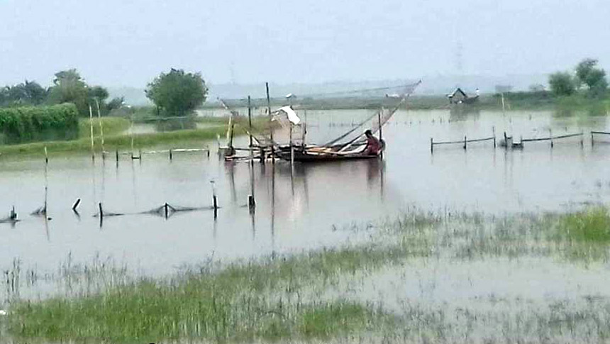 নদীতে বাঁধ দিয়ে মাছ চাষ