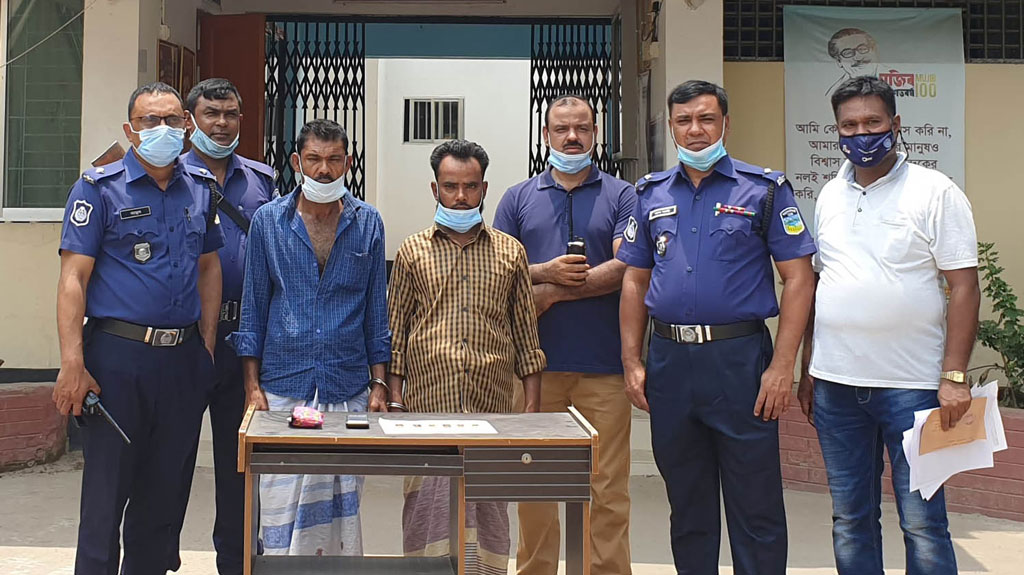 নকল স্বর্ণের বার বেচতেন তাঁরা