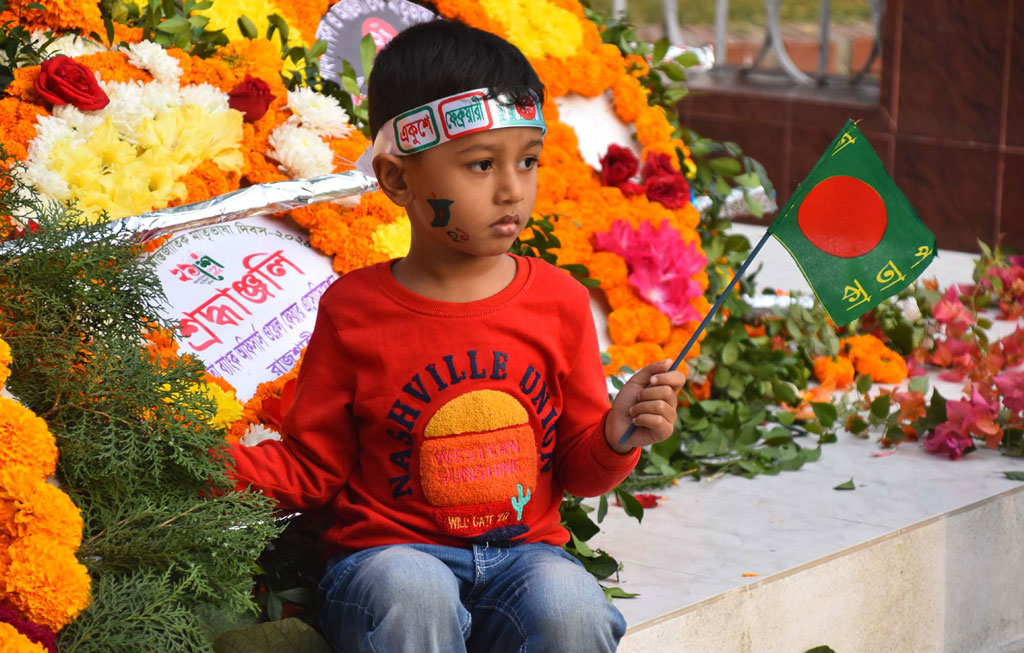 মহান শহীদ দিবস ও আন্তর্জাতিক মাতৃভাষা দিবসে শহীদদের শ্রদ্ধা জানাতে রাজশাহী কলেজ শহীদ মিনারে এসেছে শিশুরা। রাজশাহী কলেজ, রাজশাহী, ২১ ফেব্রুয়ারি, ২০২৪। ছবি: মিলন শেখ
