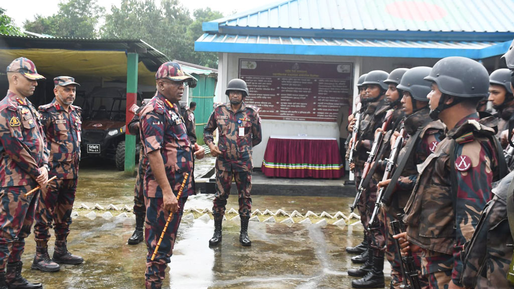 মিয়ানমার সীমান্তের বিভিন্ন চৌকি পরিদর্শন করলেন বিজিবি মহাপরিচালক