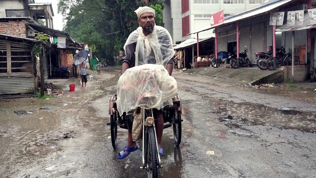 টানা বৃষ্টিতে দুর্ভোগে শ্রমজীবীরা