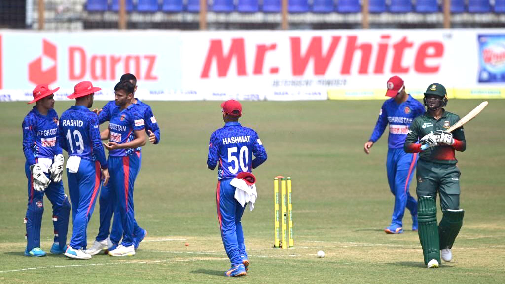 ব্যাটারদের আসা-যাওয়ায় বাংলাদেশ থামল ১৯২ রানে