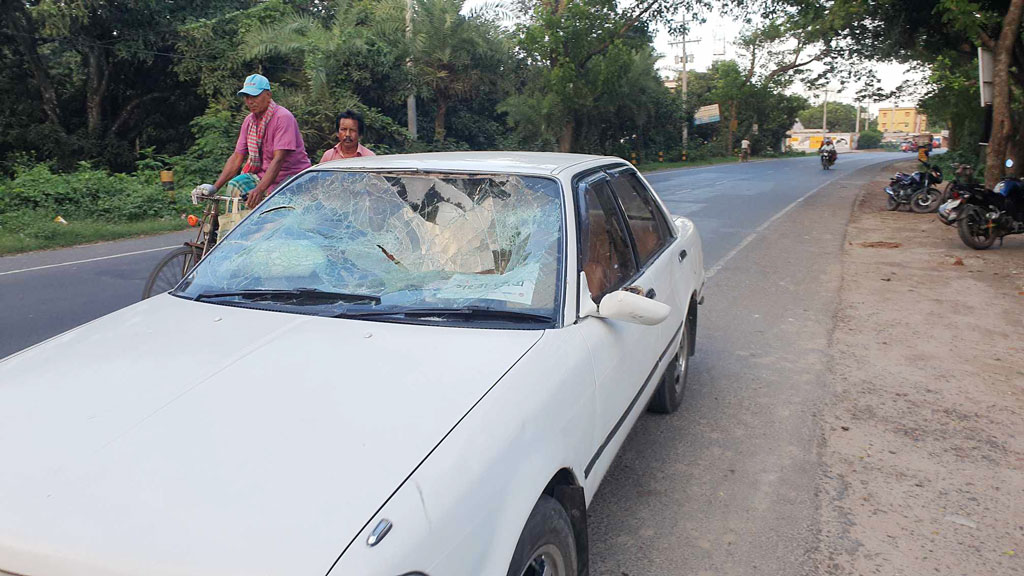 রাজশাহীতে সাংবাদিক নেতার গাড়িতে হামলা ভাঙচুর