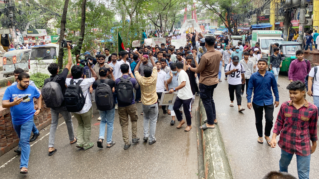 নারায়ণগঞ্জের চাষাঢ়ায় অবস্থান শিক্ষার্থীদের