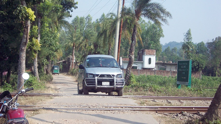 ১০০টি রেলক্রসিংয়ের   মধ্যে ৭০টিই অবৈধ