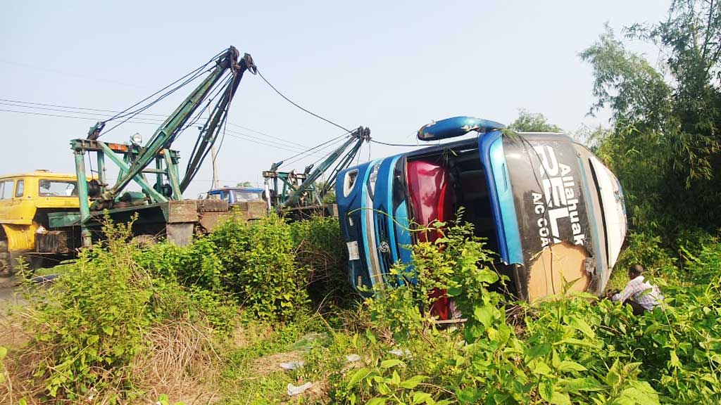 বাস উল্টে নিহত ৫: যাত্রীরা সর্তক করলেও গতি কমাননি চালক 