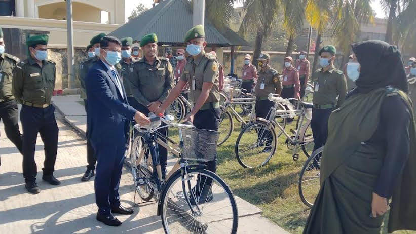 আনসার দলনেতারা পেলেন বাইসাইকেল
