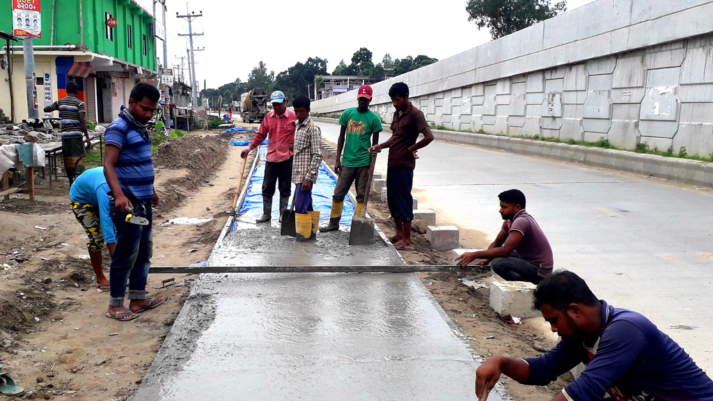 রড ছাড়াই ফুটপাত ঢালাই, হচ্ছে না নালা