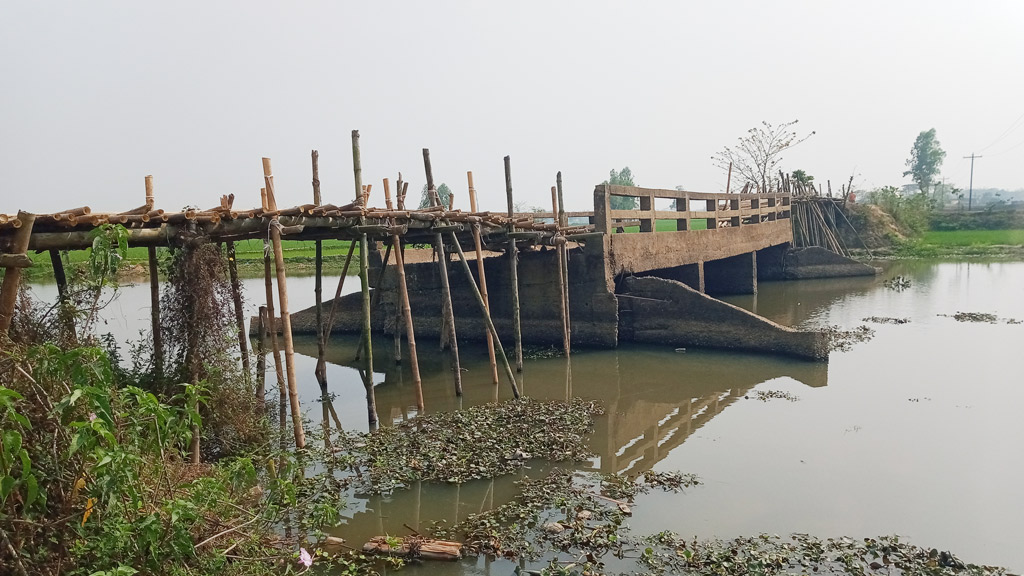 সেতুর ওপর বাঁশের সাঁকো