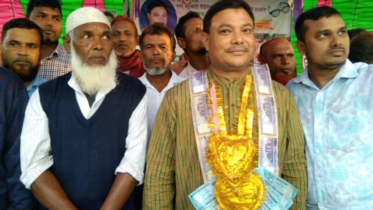 টাকার মালা পরিয়ে চেয়ারম্যানকে সংবর্ধনা
