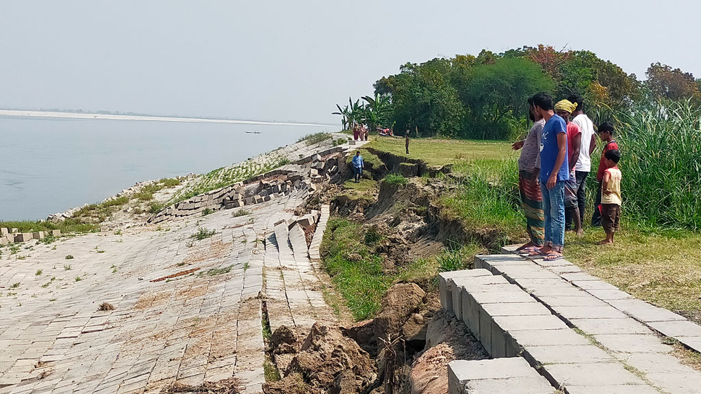 কুঠিবাড়ি রক্ষাবাঁধে ধস, আতঙ্ক