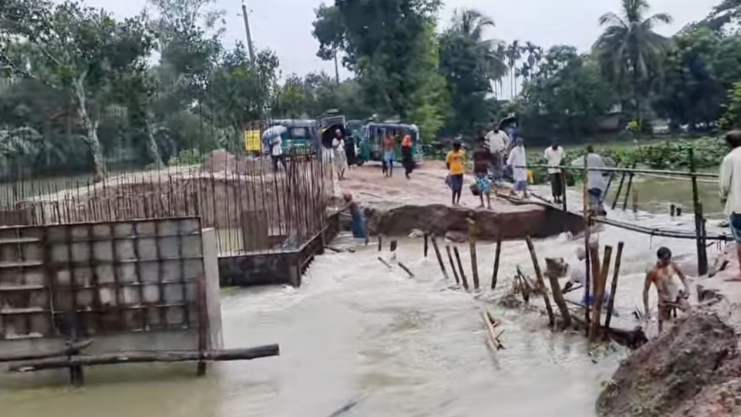 ভেঙে গেছে বিকল্প সড়কও