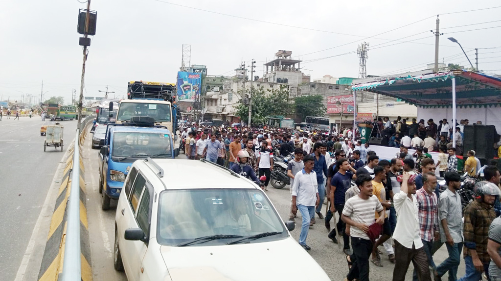 গাবতলীতে সংঘর্ষের পর সড়কে আওয়ামী লীগের নেতা-কর্মীদের অবস্থান