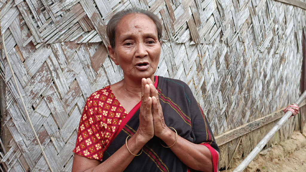 ভাঙা ঘরে বৃষ্টির পানির ভয় নেই রুপনার মায়ের 