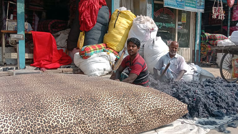 লেপ-তোশক তৈরির দোকানে ভিড়