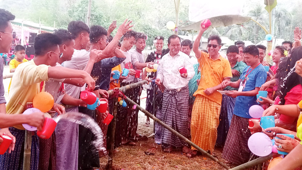 বরকলে জলকেলি উৎসবের মাধ্যমে সম্পন্ন হলো মাহা সাংগ্রাই