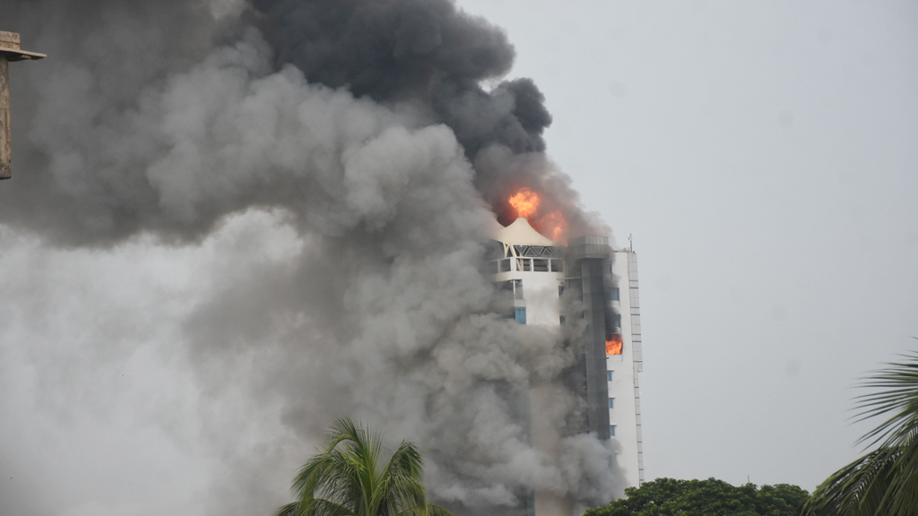 যশোরে শাহীন চাকলাদারের পাঁচ তারকা হোটেল জ্বলছে, নিহত ৬