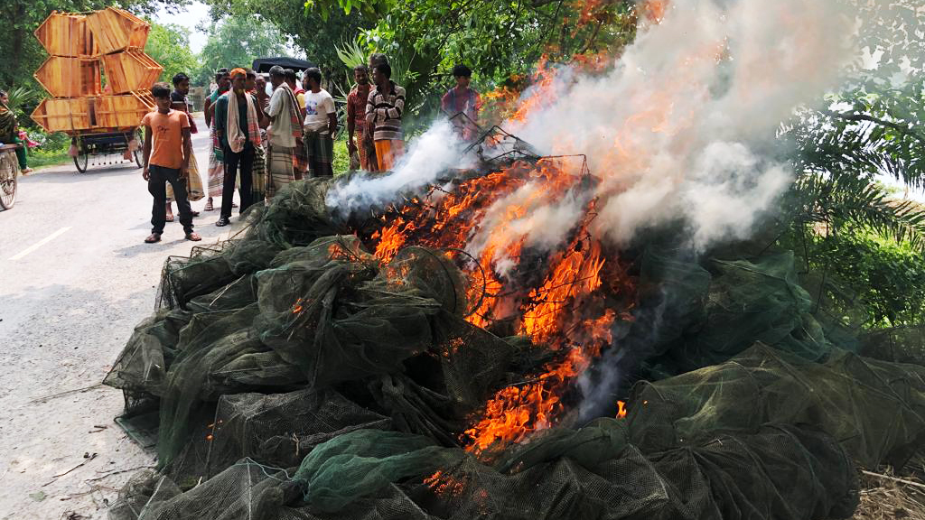 চাটমোহরে ১০ লাখ টাকার নিষিদ্ধ জাল পুড়িয়ে ধ্বংস