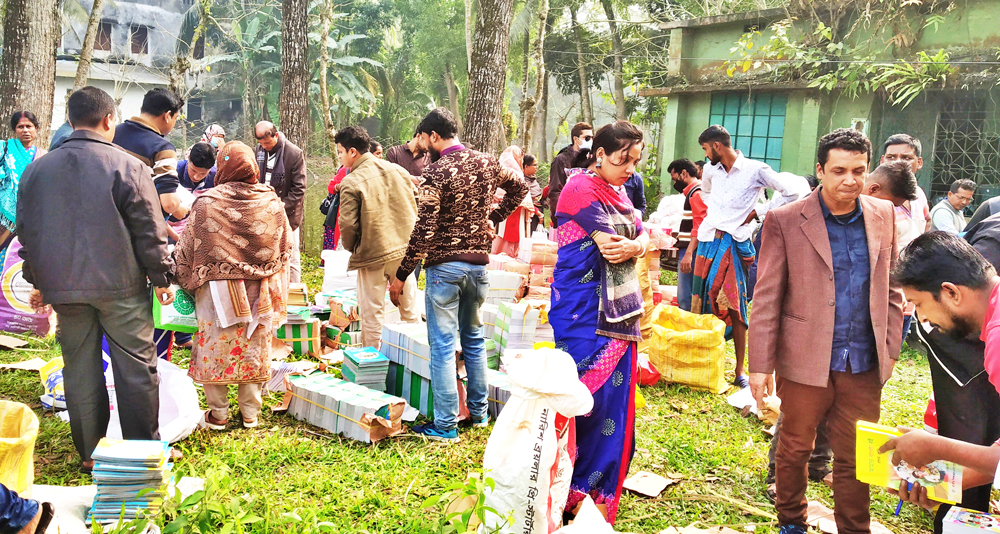 প্রাথমিক থেকে শুরু করে মাধ্যমিক পর্যায়ের শিক্ষার্থীদের হাতে নতুন বছরে তুলে দেওয়া হবে নতুন বই। আনন্দ-উৎসবের মধ্য দিয়ে ১ জানুয়ারি হবে বই উৎসব। সংশ্লিষ্ট শিক্ষাপ্রতিষ্ঠানের শিক্ষক ও কর্মচারীরা এখন শিক্ষা অফিস থেকে বই বুঝে নিচ্ছেন। গতকাল সকালে বাগেরহাটের ফকিরহাটে। ছবি: আবুল আহসান টিটু