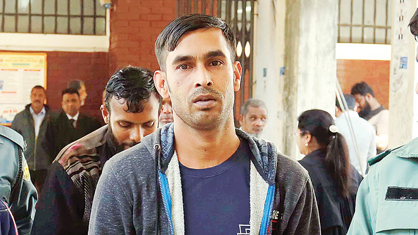 সেই জাহালমকে এক মাসের মধ্যে ১৫ লাখ টাকা দেওয়ার নির্দেশ