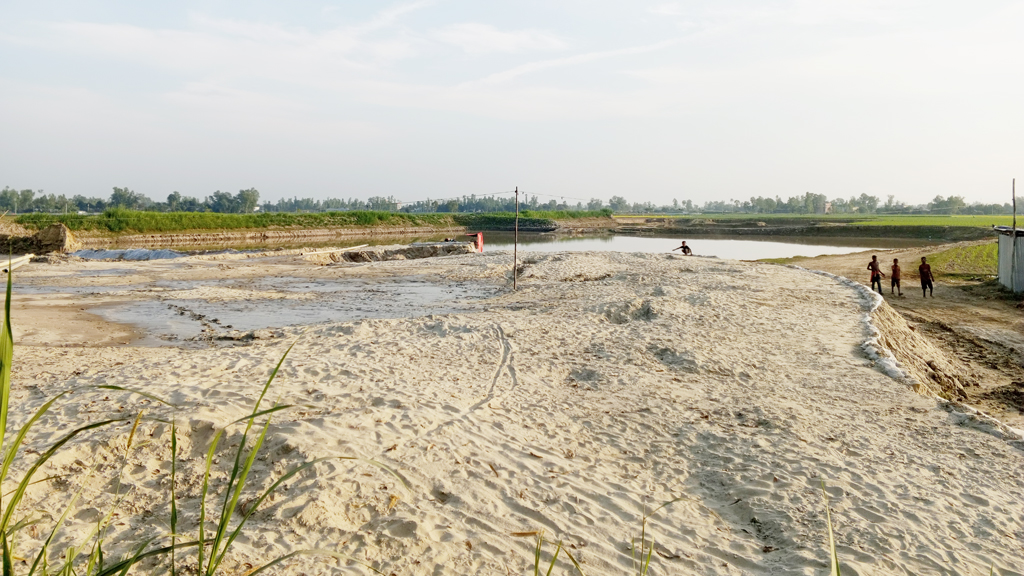 বালু ব্যবসায়ীর দৌরাত্ম্যে ২৫ বিঘা জমি এখন জলাশয়