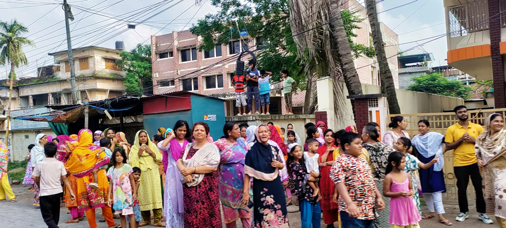 দিনাজপুরে শেখ হাসিনার পদত্যাগের খবরে সড়কে উল্লসিত মানুষের ঢল