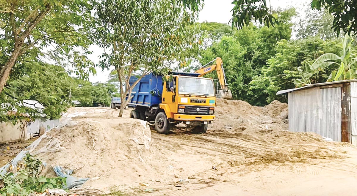 কৃষকের ‘উপকারে’ বিল খনন, নেপথ্যে কর্মকর্তাদের বালু–বাণিজ্য